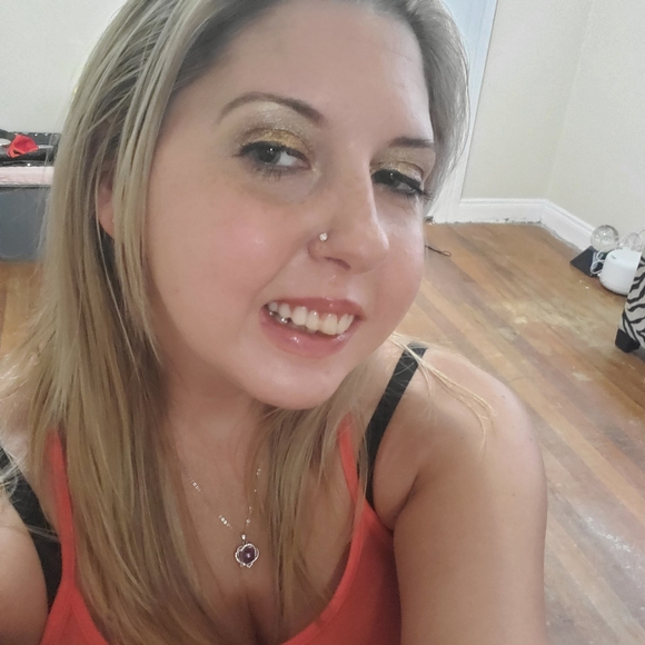 Meet your Posher, Stefanie - Picture 1 of 1